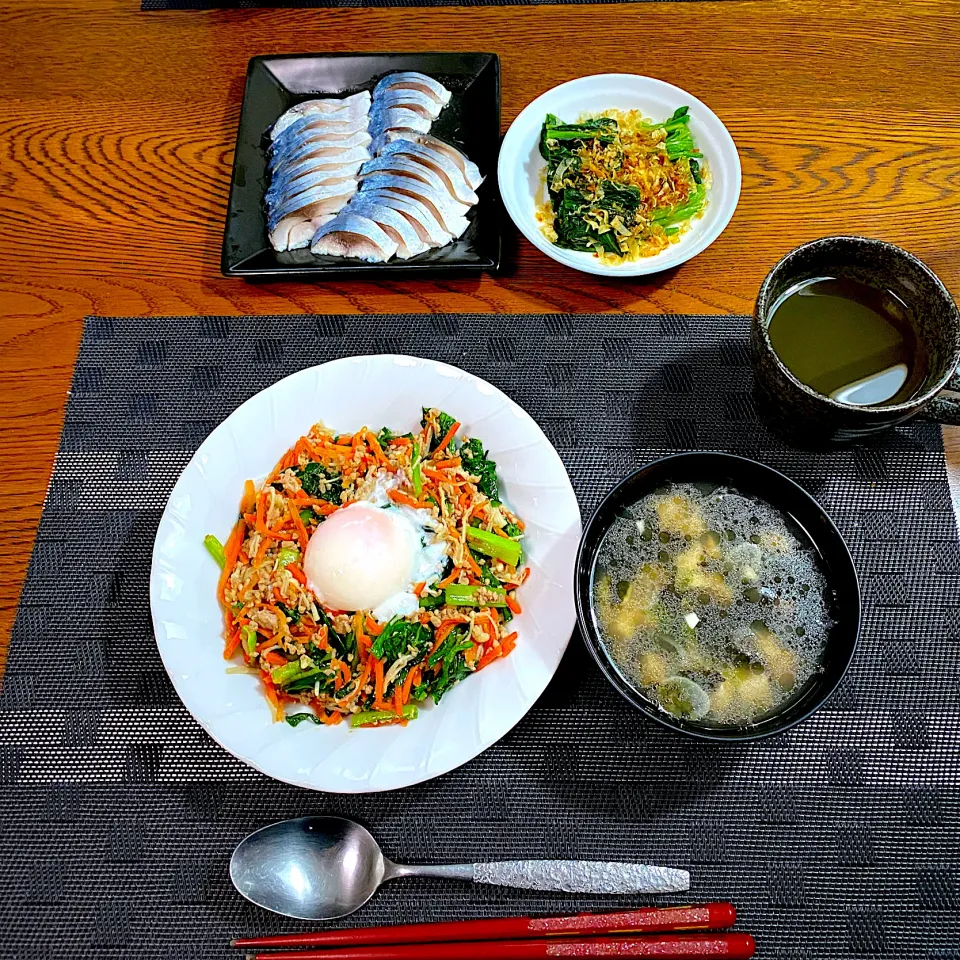 Snapdishの料理写真:ピビンパ、韓国風スープ、しめ鯖、ほうれん草お浸し|yakinasuさん