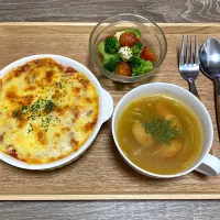 Snapdishの料理写真:ミートドリア カレースープ ブロッコリーとミニトマトとモッツァレラのサラダ