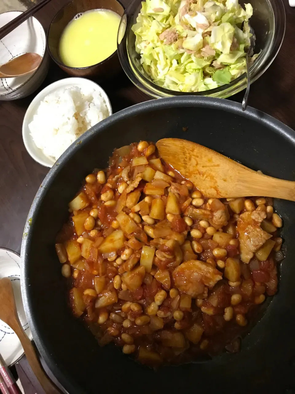 Snapdishの料理写真:3月25日晩ご飯。ポークビーンズ風、春キャベツのツナサラダ。|あやさん