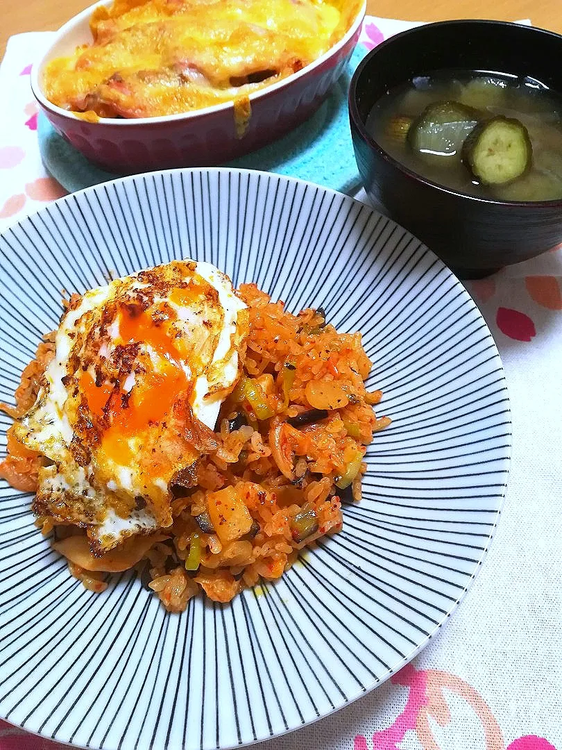 Snapdishの料理写真:Dinner 
#キムチチャーハン卵のせ 
#茄子と玉ねぎの味噌汁
#失敗したハヤシルーをグラタンに|tamakiさん