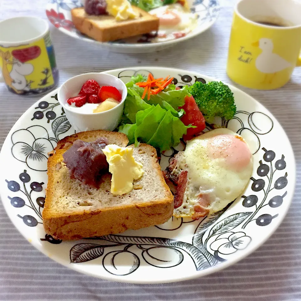 あんバタートーストとベーコンエッグの朝ごパン🍞|ゆかりさん