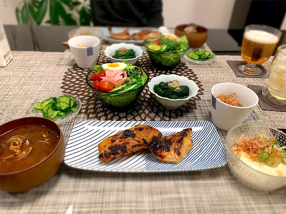 赤魚みりん干し、アサリ味噌汁、ほうれん草お浸しなど和食😊|ゆかさん