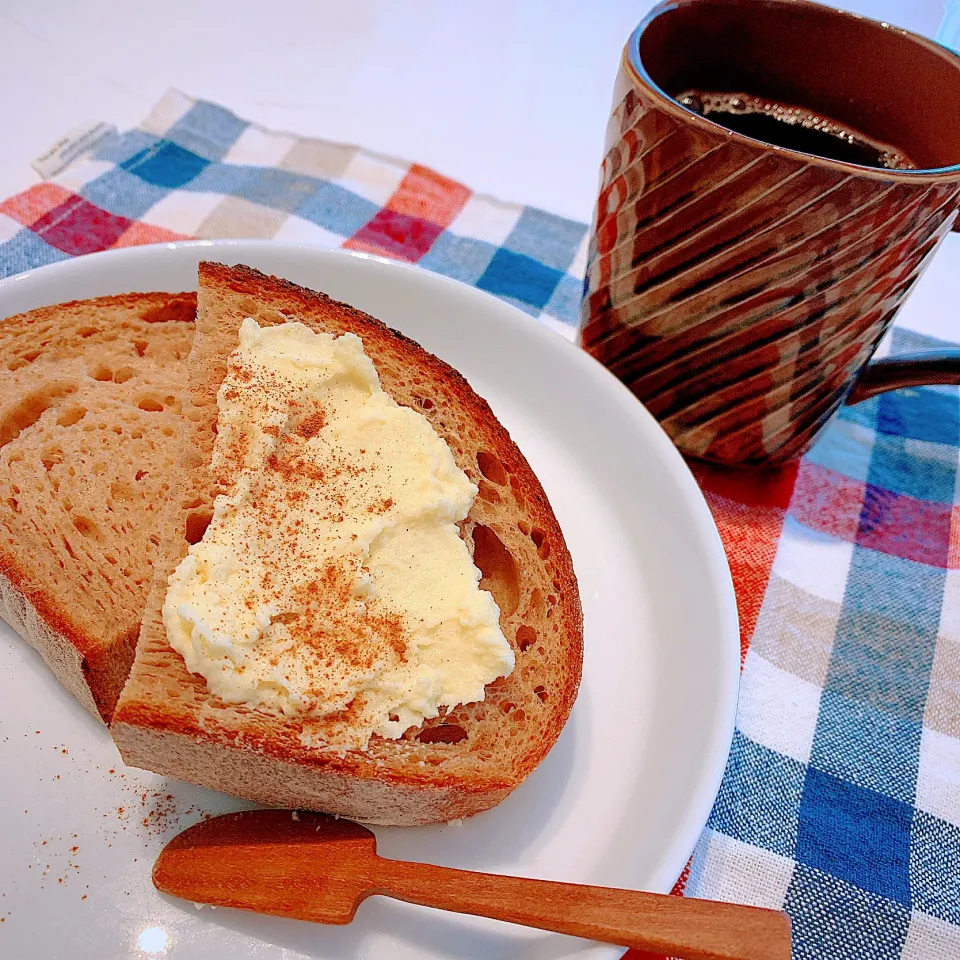 Snapdishの料理写真:玄米パンとりんごバター🍎|itsu yukiさん