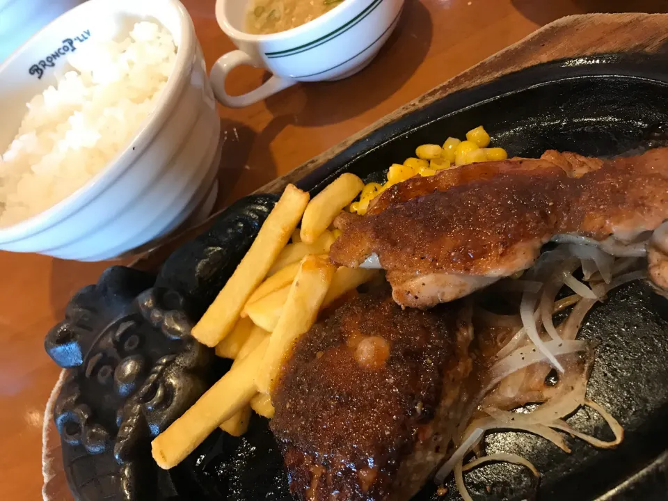 Snapdishの料理写真:ハンバーグ&チキン　#ブロンコビリー|takashiwagaさん