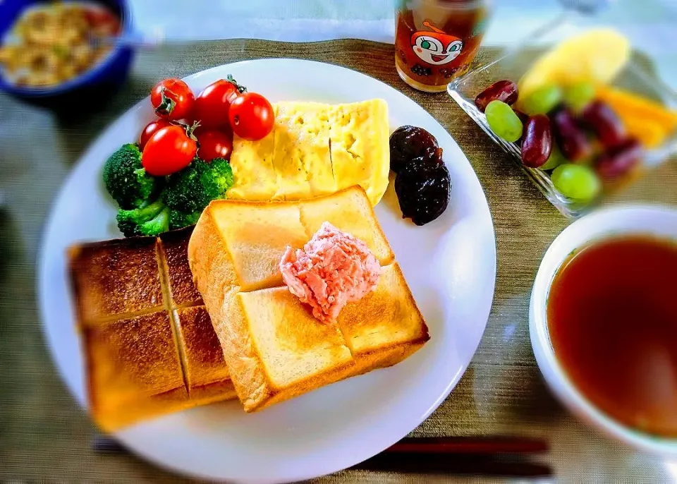 Snapdishの料理写真:手作り中種角食の厚切りトーストに手作りいちごバターをたっぷりのせて🍓|うるちゃんママさん