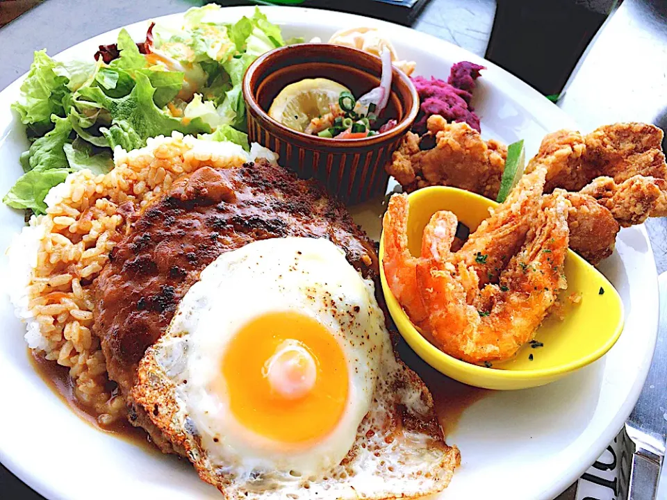 Hand made Hawaiian plate with Garlic Shrimp, Fried egg, guacamole|kenさん