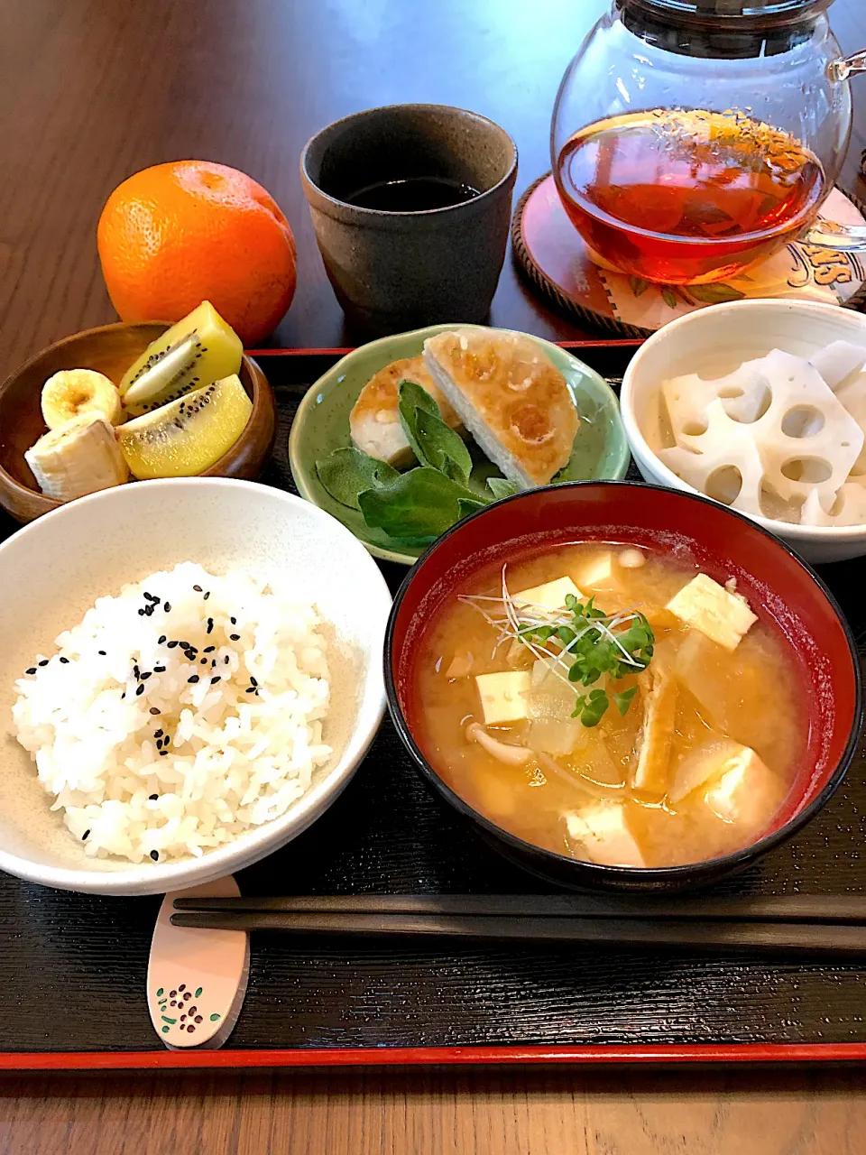 Snapdishの料理写真:今日の朝ごはん。糀甘酒入りお味噌汁は大根、油揚げ、豆腐、ブロッコリースプラウトを添えて。昨夜の作り置きのレンコンはさみ揚げ、レンコンピクルス、フルーツ、ご飯は山形県産つや姫|笙　みかんさん