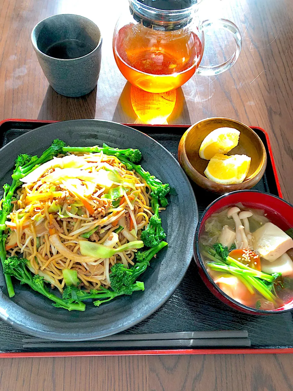 昨日のお昼ごはん。焼きそば、ワンタンスープ、フルーツ、ルイボスティー|笙　みかんさん