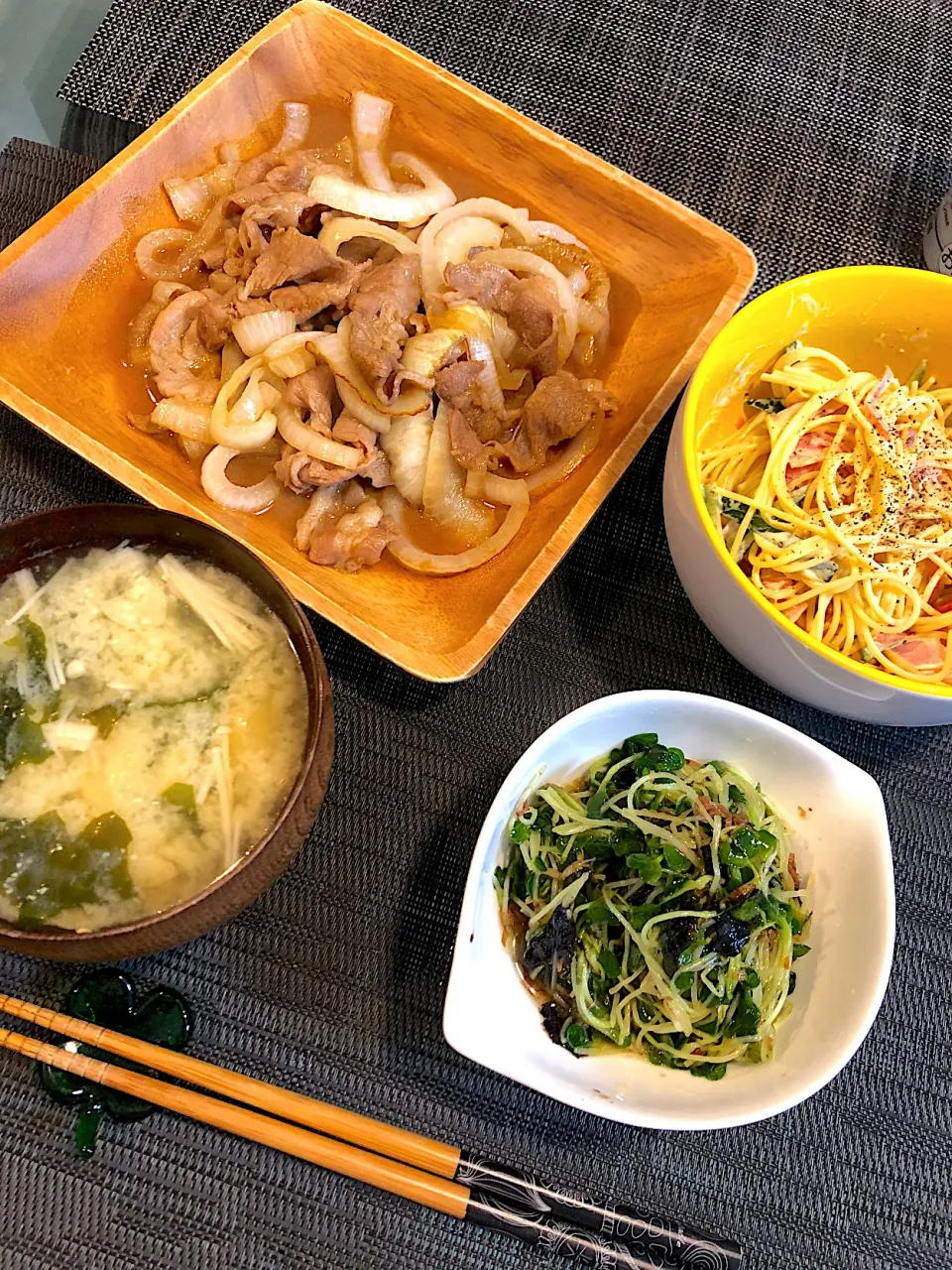 生姜焼き、パスタサラダ、カイワレと海苔のサラダ、お味噌汁|okmtsekさん