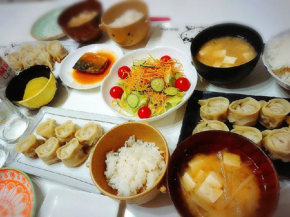 夕食(^ー^)
一口肉餃子
さばの味噌煮
サラダ(レタス、きゅうり、サラダ麺
)
お味噌汁(大根、豆腐)|プリン☆さん