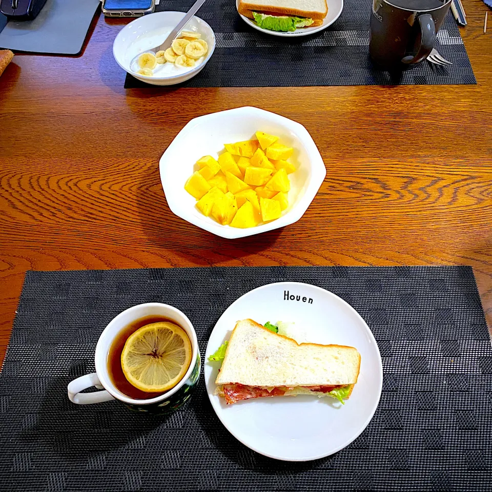 Snapdishの料理写真:3月26日　朝ごはん　　BLTサンドイッチ、|yakinasuさん