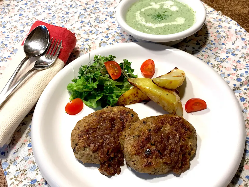 Snapdishの料理写真:nanaさんの料理/サバ缶豆腐バーグとブロッコリーとしらすのポタージュ|えむにこさん