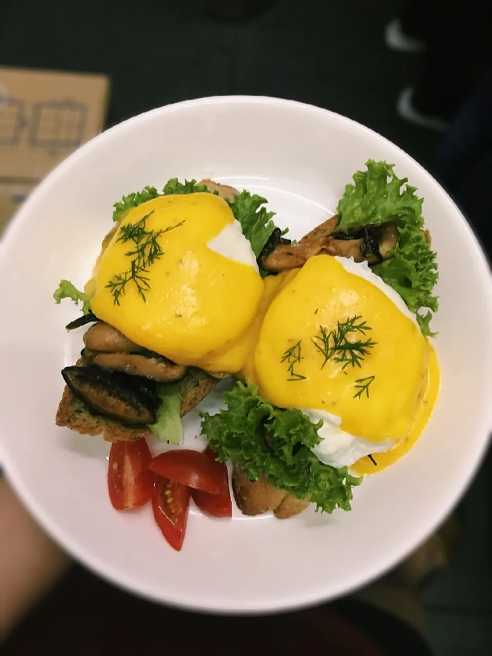 Egg's Benedict topped with favorite Hollandaise sauce!|nimbus365さん