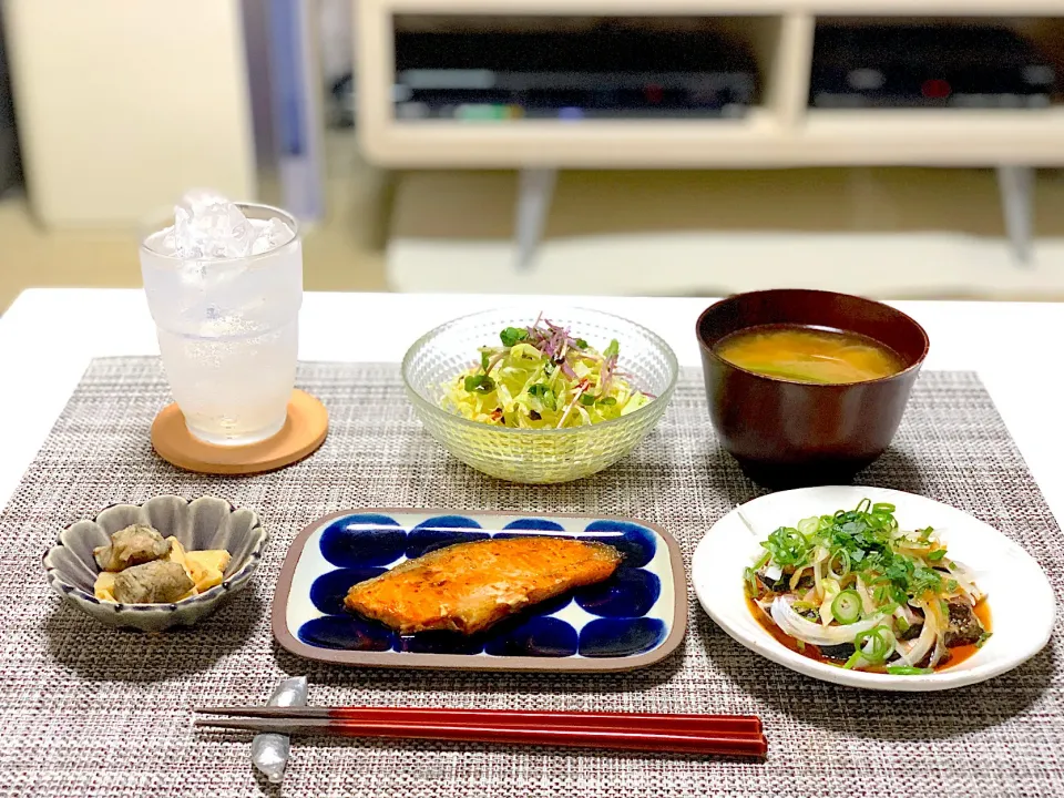 鮭バター醤油焼き、筍の煮物と鳥の炭火焼（お惣菜）、鰹のタタキ、お味噌汁。|yukiさん