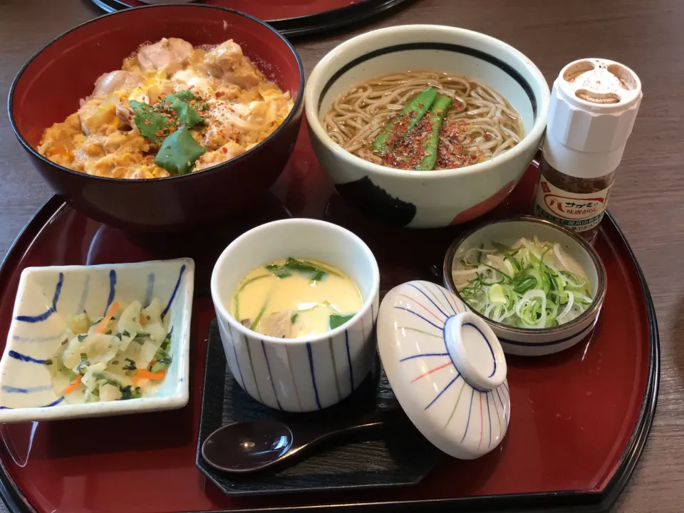 親子丼とあったかいお蕎麦、茶碗蒸しで身体ポカポカ❣️|うまのしっぽさん