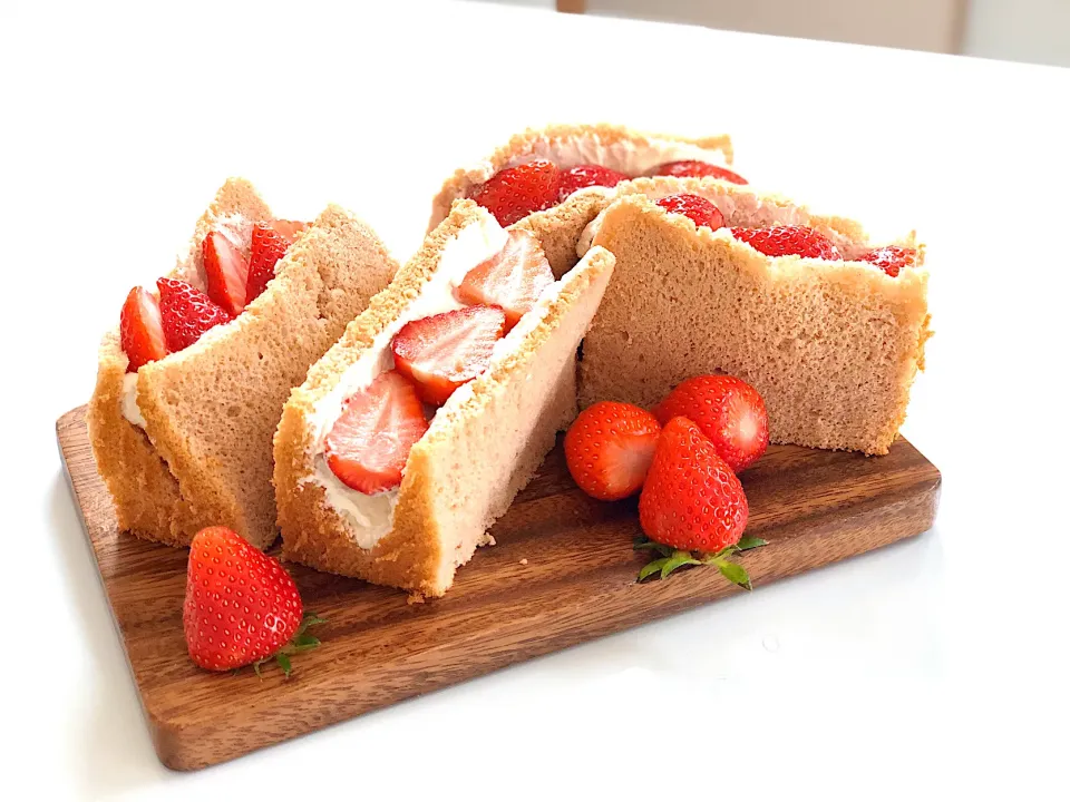 いちごのシフォンケーキ🍓　生クリームといちごでサンドに🍓|えみさん