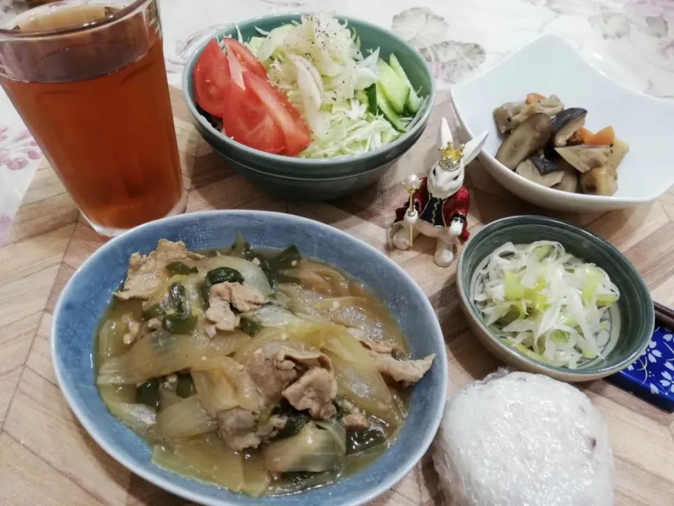 3/27
丼にするとご飯を食べ過ぎるので今日は百グラムのおにぎりにしておかずにして食べました😉あとは一昨日の煮物とサラダ無限長ネギで晩ごはんでした😆|たえさん