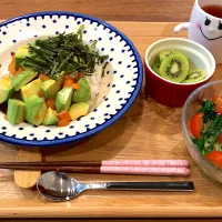 Snapdishの料理写真:サーモンアボカド丼|あきさん