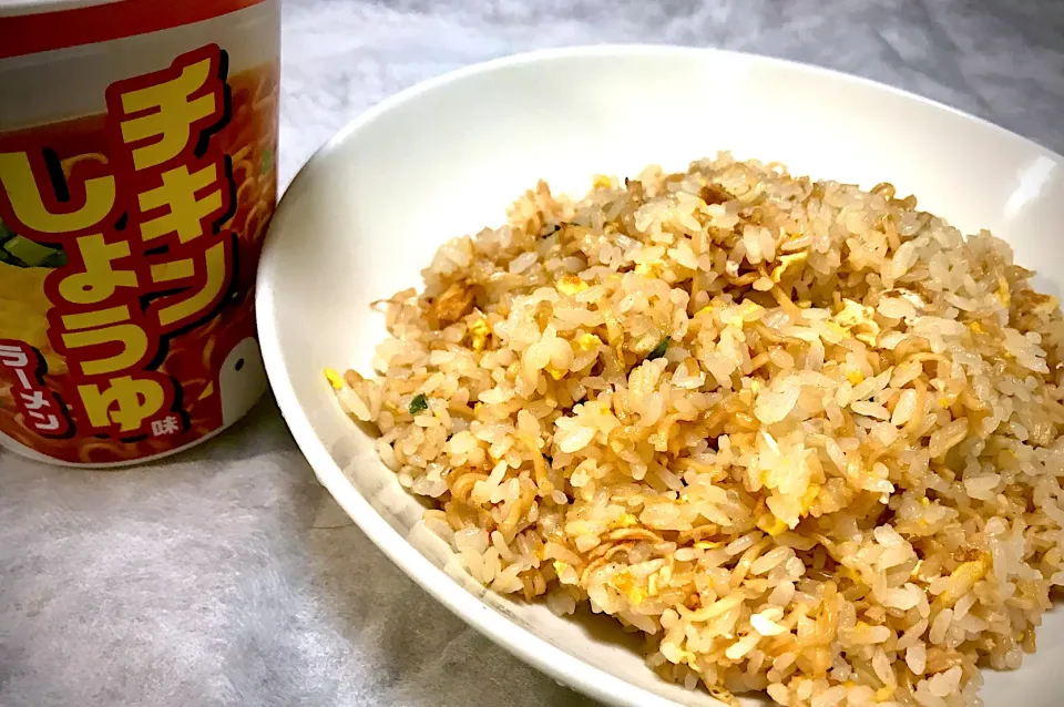 今夜はカップ麺チャーハンシリーズ❗️ エースコックのチキンしょうゆ味ラーメン🎵　チキンのエキスが生きてます|ギムレットさん