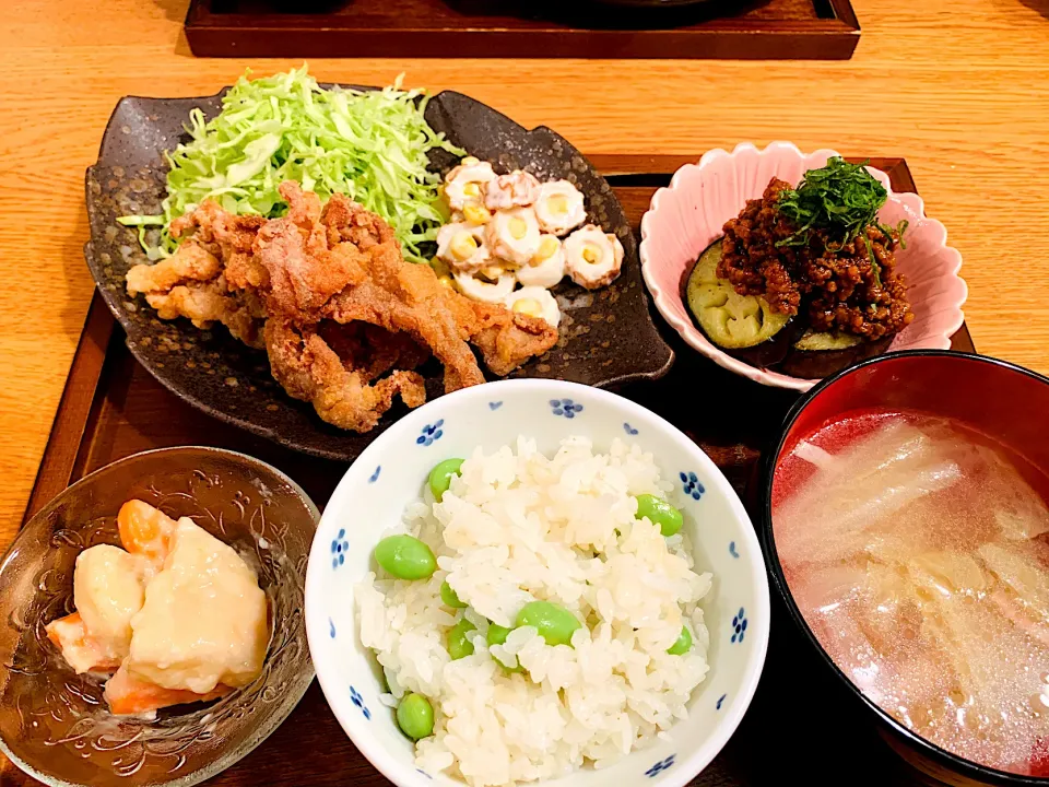 Snapdishの料理写真:我が家の晩ごはん🍚豚唐揚げ、茄子の肉味噌、大根の酒粕味噌漬け、枝豆ご飯、中華スープ|いちごさん