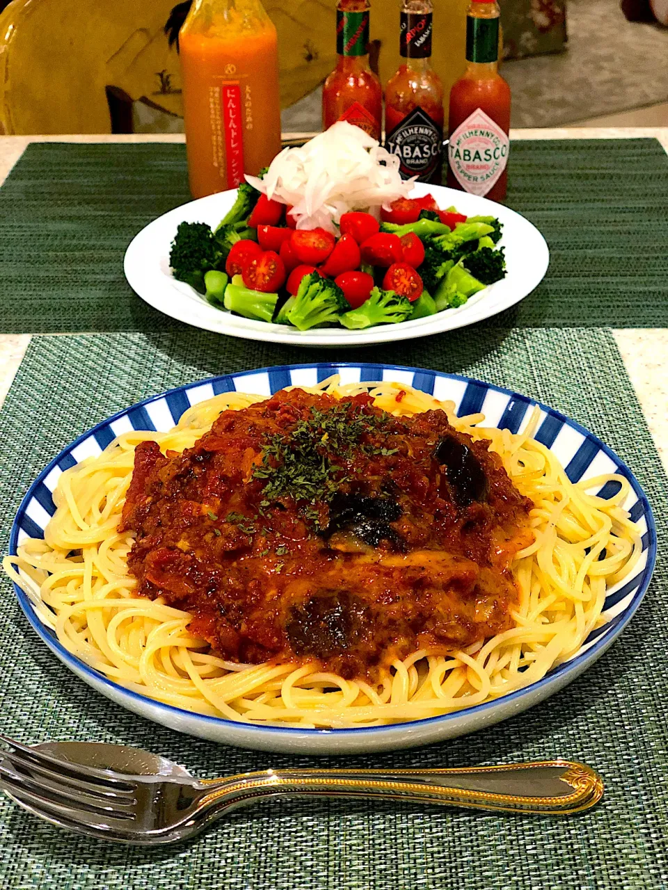 揚げなすとパストラミとチーズ🧀のミートソーススパゲティ🍝！ブロッコリー🥦サラダ🥗！|Mayumiさん