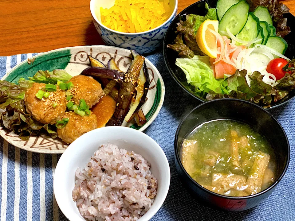 夕食　鳥ももつくね　茄子　サーモンサラダ　あおさの味噌汁|なおみさん