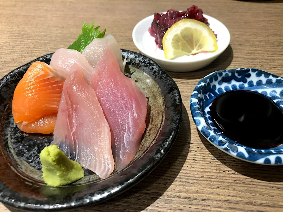 Snapdishの料理写真:お刺身3種盛り & 梅くらげ|T. Wonderさん