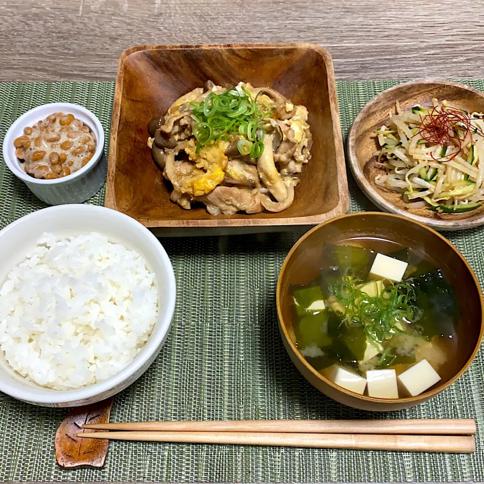 納豆ご飯 豚肉としめじの卵とじ 味噌汁 もやしときゅうりのごま酢和え|m iさん