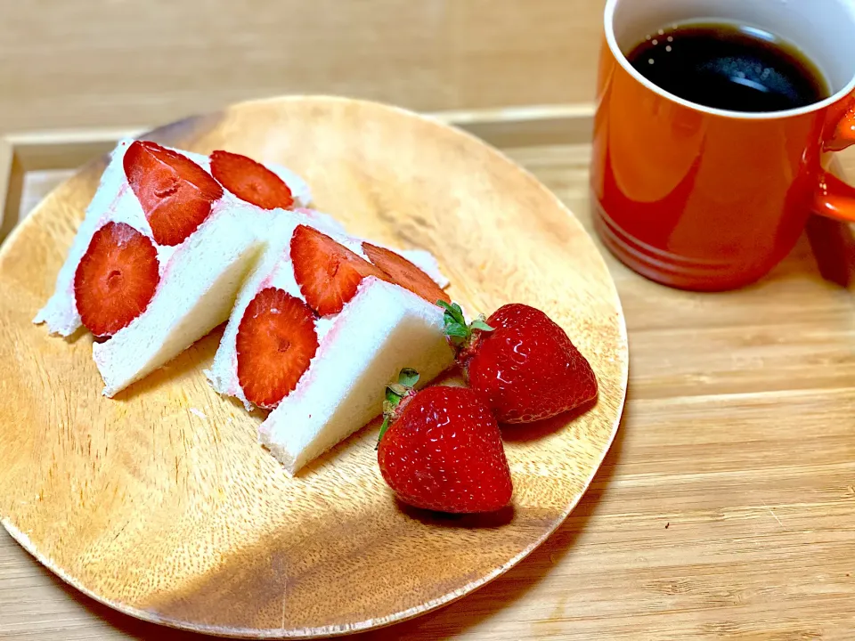 Snapdishの料理写真:手作りいちごサンド🍓|ともさん