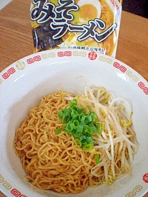 Snapdishの料理写真:ぺるく〜ろさんの作らずにはいられない！ｲﾝｽﾀﾝﾄﾗｰﾒﾝで油そば #楽天レシピ|楽天レシピさん