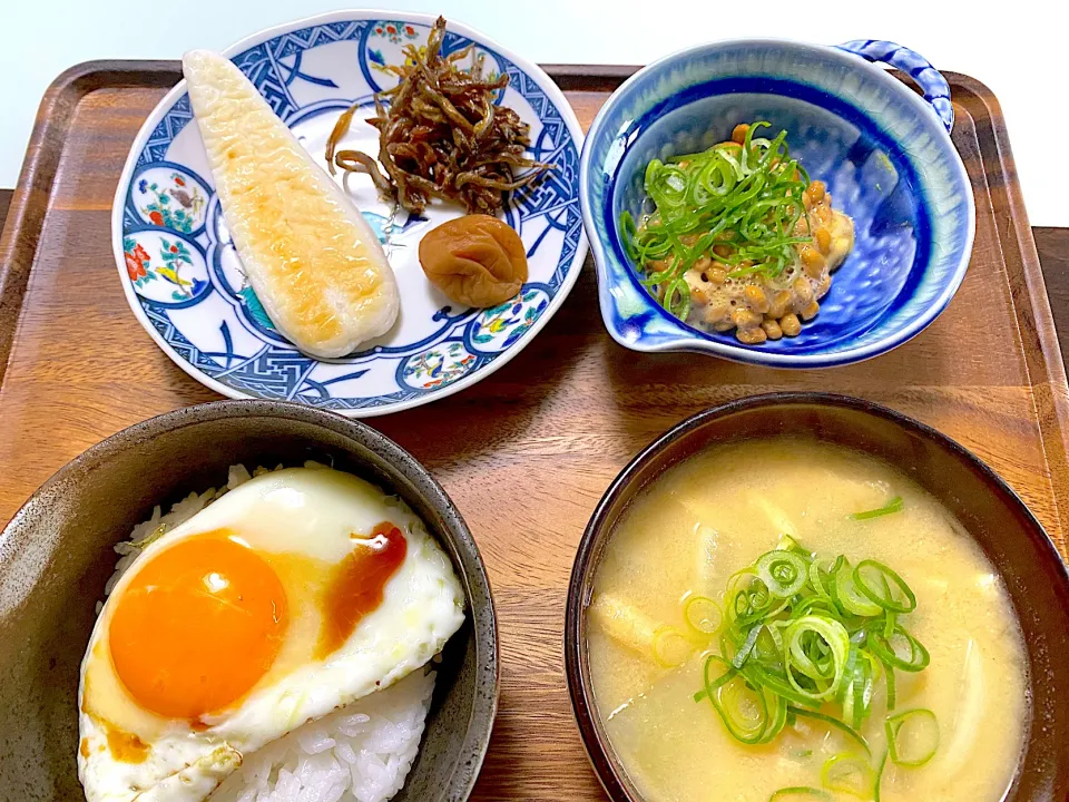 朝ごはん　白謙の笹かま いかなご釘煮 納豆 大根の味噌汁 目玉焼|流線形さん