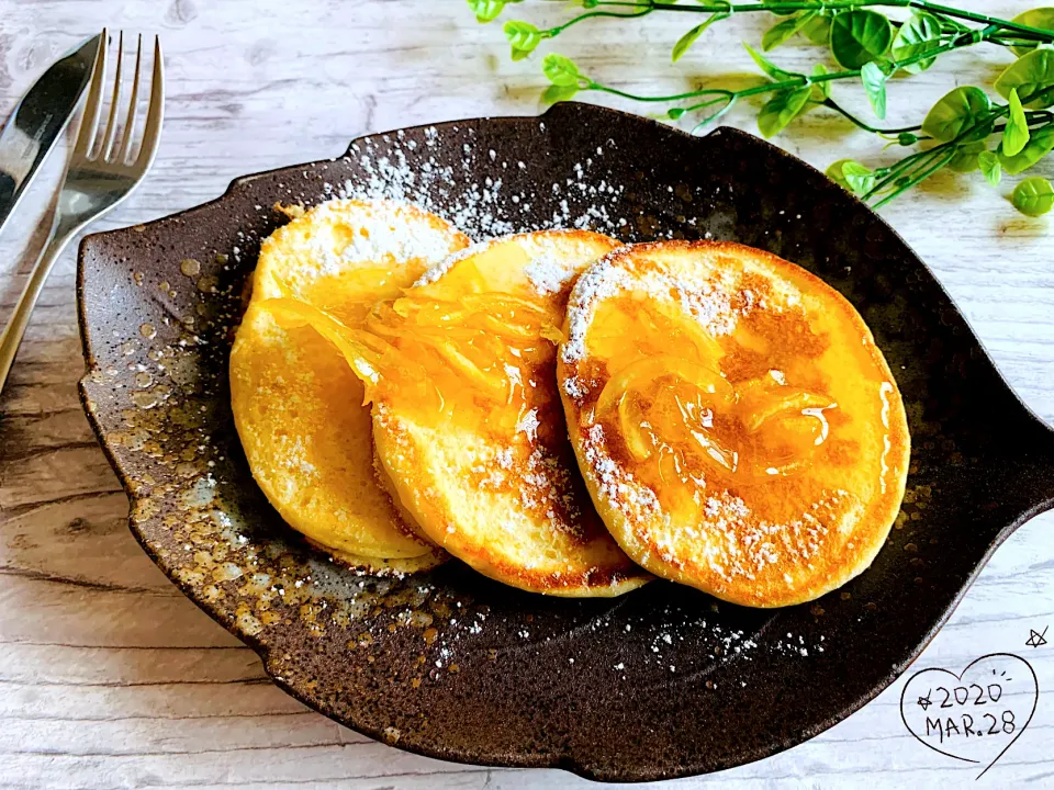 Snapdishの料理写真:パンケーキ🥞柚子ジャム添え🍊朝ごパン|いちごさん