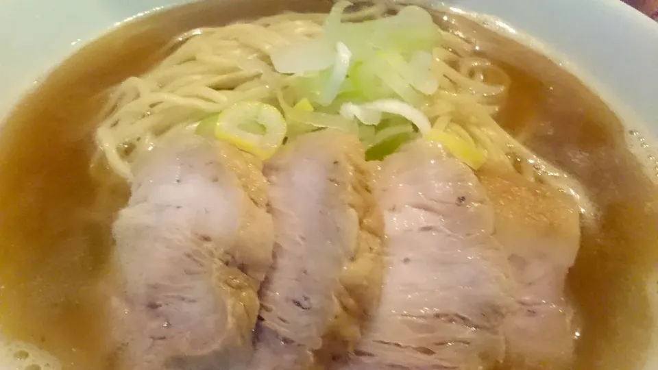 Snapdishの料理写真:【秋田県角館の本店は
1988年創業】
自家製麺 伊藤 赤羽店
肉そば（800円）
＋中盛（100円）
＠赤羽
20063|大脇さん