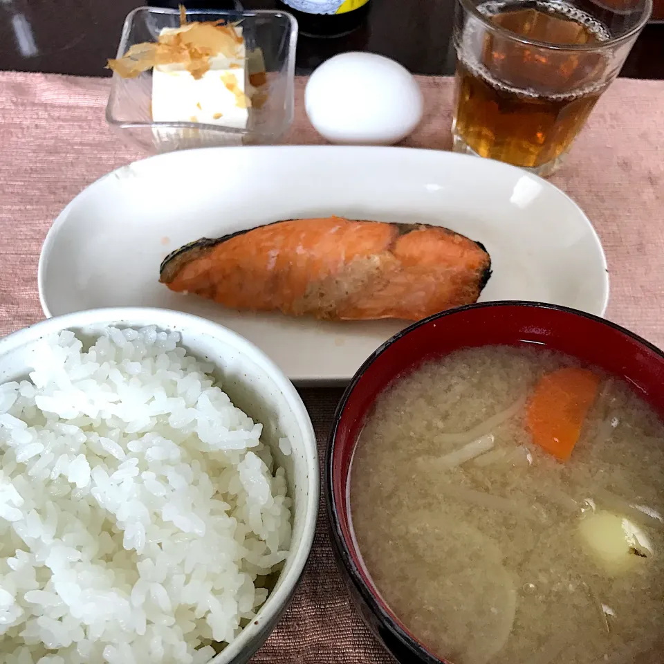 焼鮭、奴、卵、野菜のお味噌汁|純さん