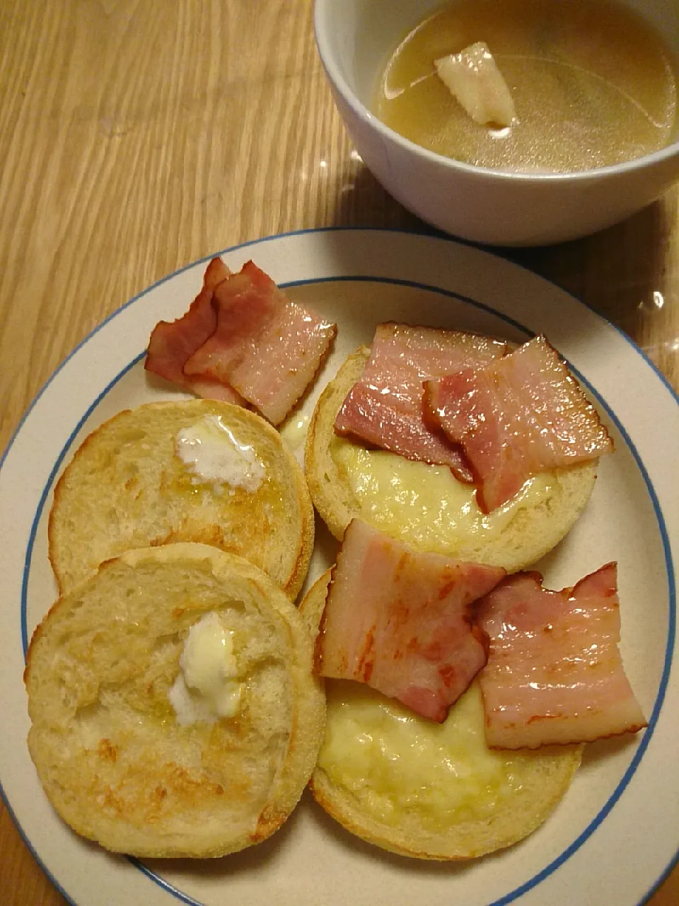 朝ごはんのような夕飯。コンソメスープは残り物。|kadaoさん