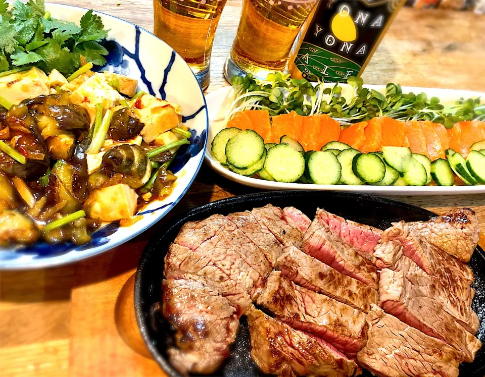 牛ランプ肉ステーキでうち飲み　　　　　　サーモン刺身　茄子と豆腐の豆板醤炒め|じゅんさんさん