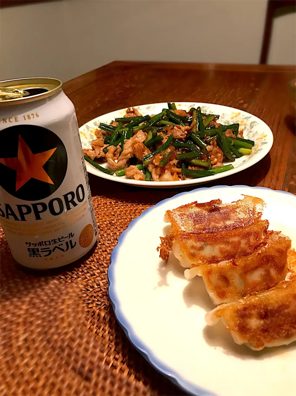 ニンニクの芽と豚肉炒めと、味の素の冷凍餃子で乾杯🍻！|のんたさん