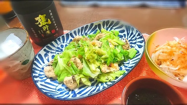 春キャベツとささみの塩炒め🌱
 新玉ねぎポン酢|びせんさん