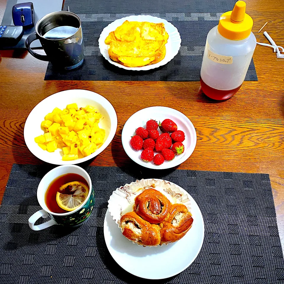 Snapdishの料理写真:紅茶ちぎりパン、レモンティー、パイナップル、苺|yakinasuさん