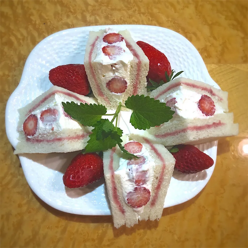 AXさんの料理 フルーツサンド🍓🍊🥝まずはいちごとフランボワーズ、ポンカン、キウイの自家製ジャムをこの為に作りました☺️✨　#エンゼルクリーム|佐野未起さん