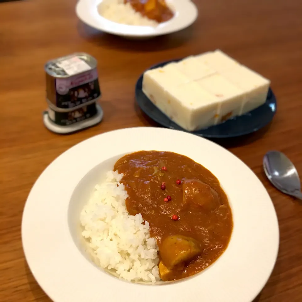 Snapdishの料理写真:カレー粉からトマトバターコンビーフ カレー🍛|くろあおさん