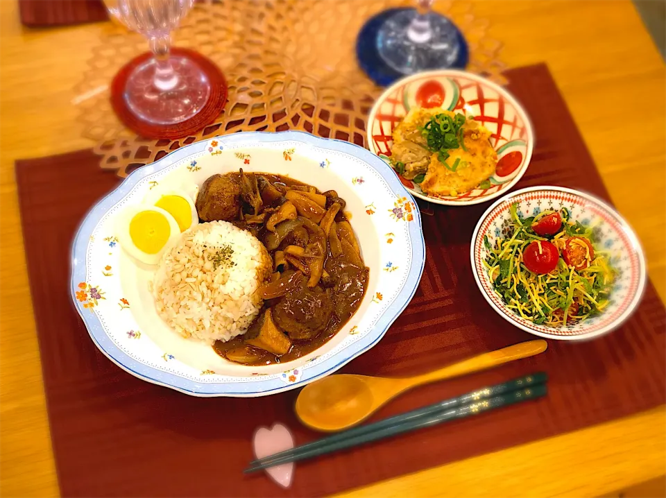 きのこのミートボールのカレー　豆苗サラダ　　鶏肉マヨポン炒め|nana 🍅さん