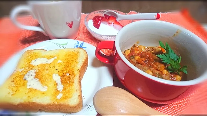 ポークビーンズで朝ごパン✨|びせんさん