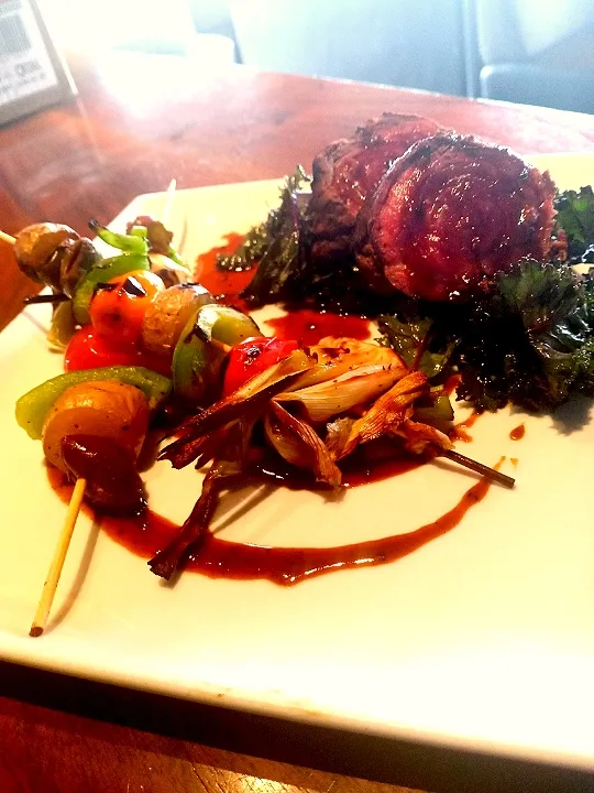 Snapdishの料理写真:Steak filet, veg kabobs, bordlaise, red kale|specfor24さん