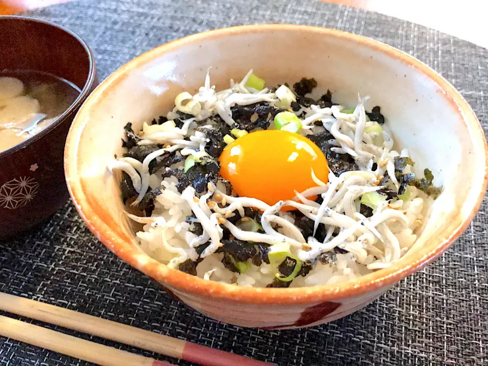 しらすと韓国のり丼|とみぃさん