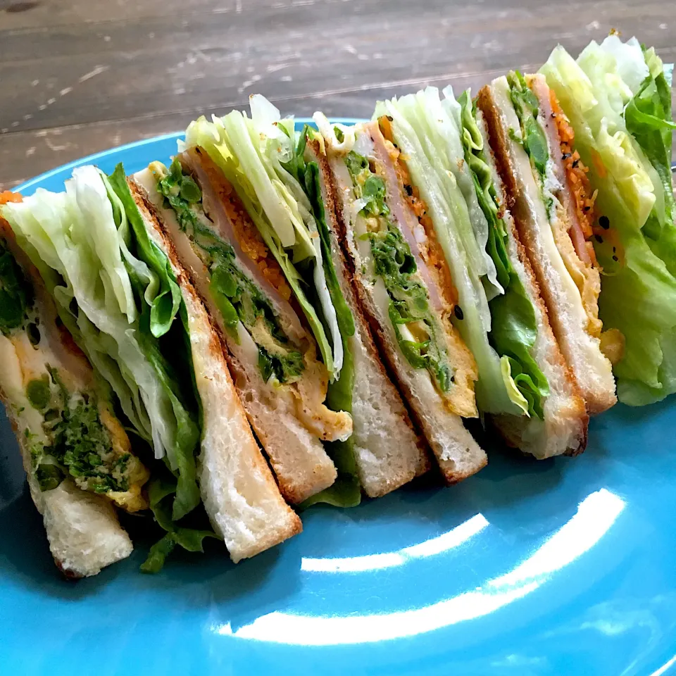 菜の花オムレツ・にんじんサラダ・ロースハムとたっぷりレタスのサンドイッチ🥪|七海さん