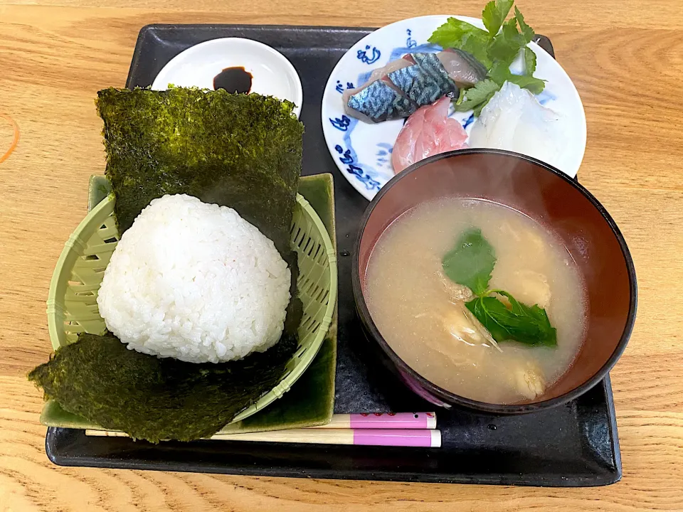 Snapdishの料理写真:娘の朝ごはん　豪華版　めんたいおにぎり　刺身三点盛　あら汁|さくたろうさん