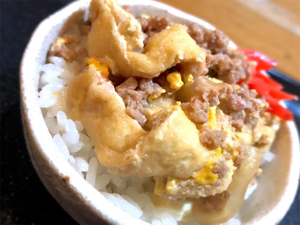 挽肉と油揚げの卵とじ丼|ガラクタさん