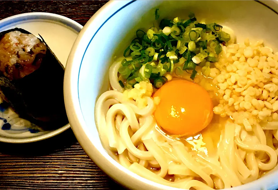 Snapdishの料理写真:久々の  釜玉ぶっかけうどん&鶏飯むすび|mottomoさん