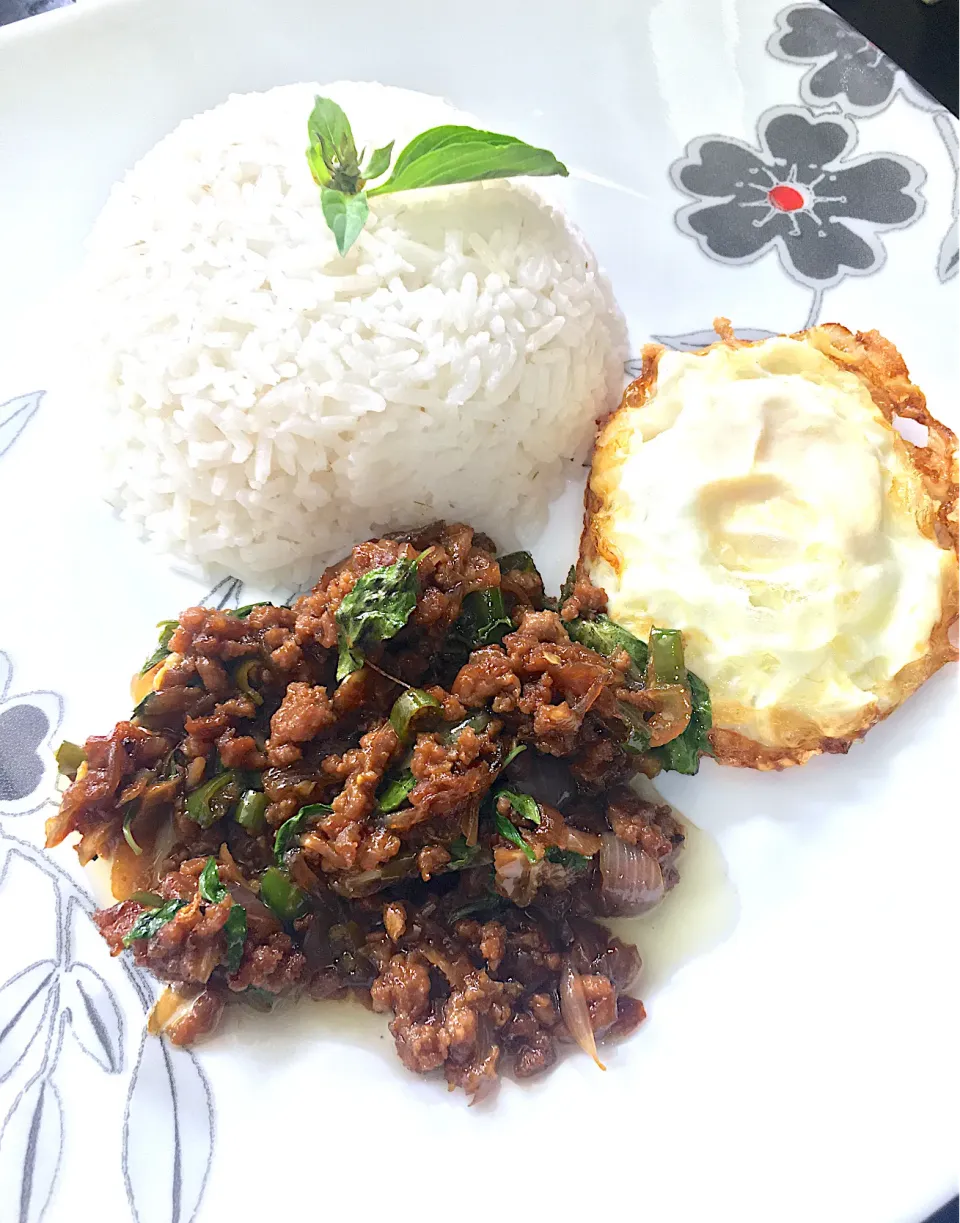 Snapdishの料理写真:beef pad kra prao !|katnissさん